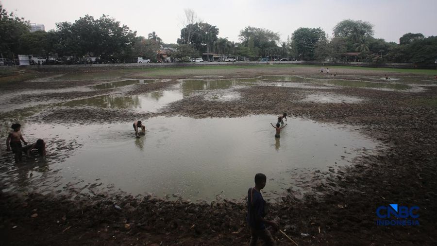 Danau Cinere, Depok, Jawa Barat, tampak kering pada pantauan hari Jumat (18/9/2026).
