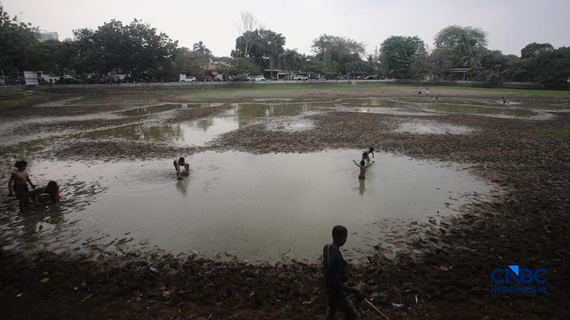 Danau Cinere, Depok, Jawa Barat, tampak kering pada pantauan hari Jumat (18/9/2026).