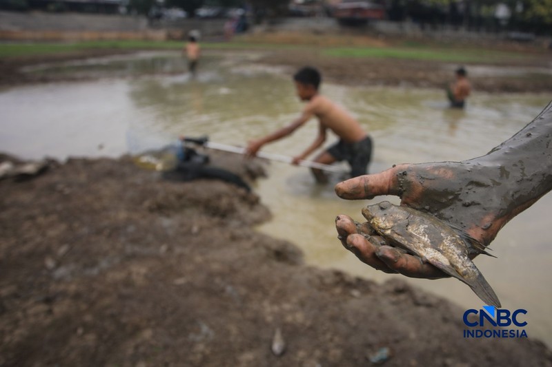 Danau Cinere, Depok, Jawa Barat, tampak kering pada pantauan hari Jumat (18/9/2026). (CNBC Indonesia/Faisal Rahman)