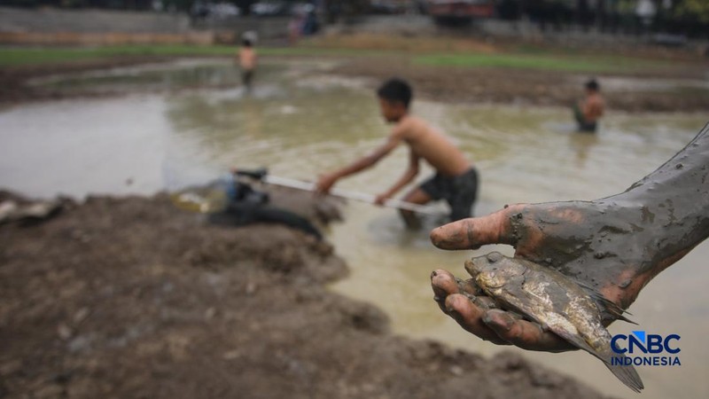 Danau Cinere, Depok, Jawa Barat, tampak kering pada pantauan hari Jumat (18/9/2026).