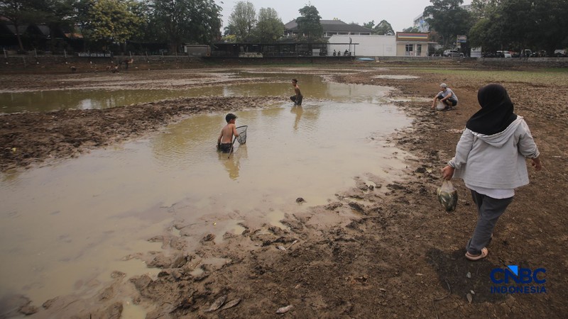 Danau Cinere, Depok, Jawa Barat, tampak kering pada pantauan hari Jumat (18/9/2026). (CNBC Indonesia/Faisal Rahman)