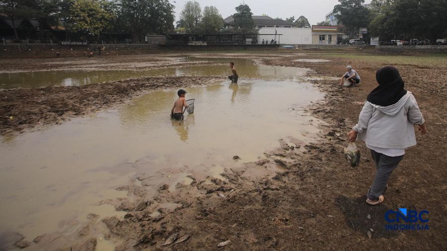 Danau Cinere, Depok, Jawa Barat, tampak kering pada pantauan hari Jumat (18/9/2026).