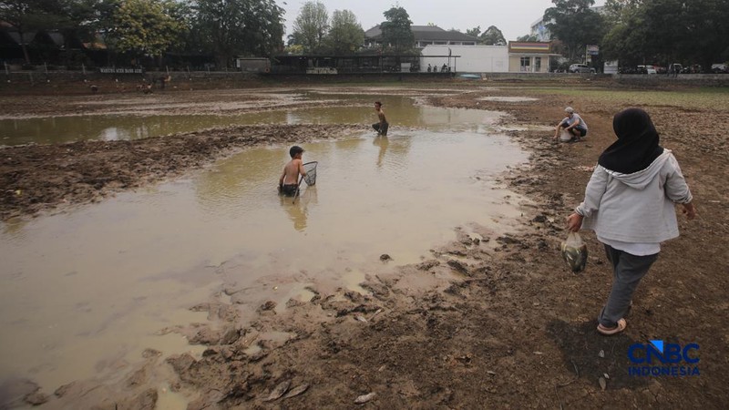 Danau Cinere, Depok, Jawa Barat, tampak kering pada pantauan hari Jumat (18/9/2026).