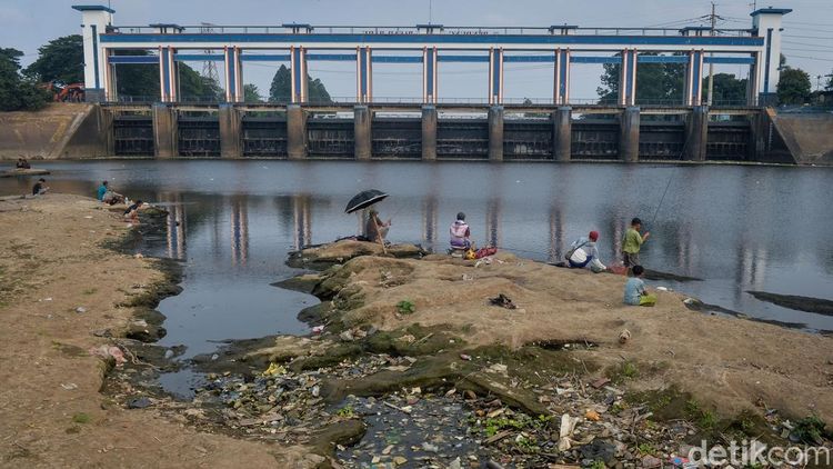 Air Sungai Cisadane Menyusut di Tengah Musim Kemarau