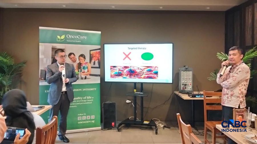 dr. Kevin Tay dari OncoCare Singapore (kanan) dan dr. Jonathan Teh dari Asian Alliance Radiation & Oncology Singapore (kiri) dalam press briefing bertajuk "Mengapa Setiap Pasien Kanker Membutuhkan Penanganan Berbeda?" di Beautika Panglima Polim, Jaka