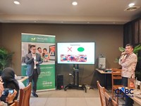 dr. Kevin Tay dari OncoCare Singapore (kanan) dan dr. Jonathan Teh dari Asian Alliance Radiation & Oncology Singapore (kiri) dalam press briefing bertajuk "Mengapa Setiap Pasien Kanker Membutuhkan Penanganan Berbeda?" di Beautika Panglima Polim, Jaka