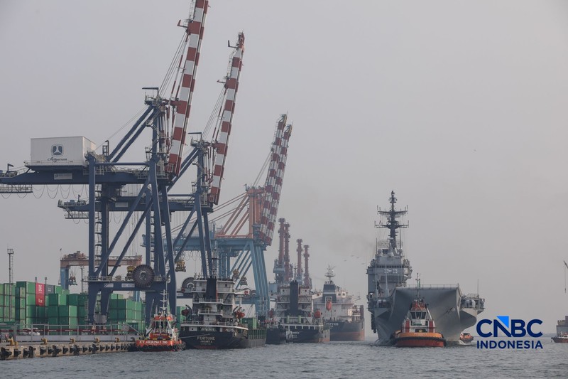Kapal induk ringan milik Angkatan Laut Italia, ITS Giuseppe Garibaldi, yang akan menjadi kapal induk pertama TNI Angkatan Laut, tiba di Dermaga 107, Pelabuhan Tanjung Priok, Jakarta, Jumat (18/9/2026).  (CNBC Indonesia/Faisal Rahman)