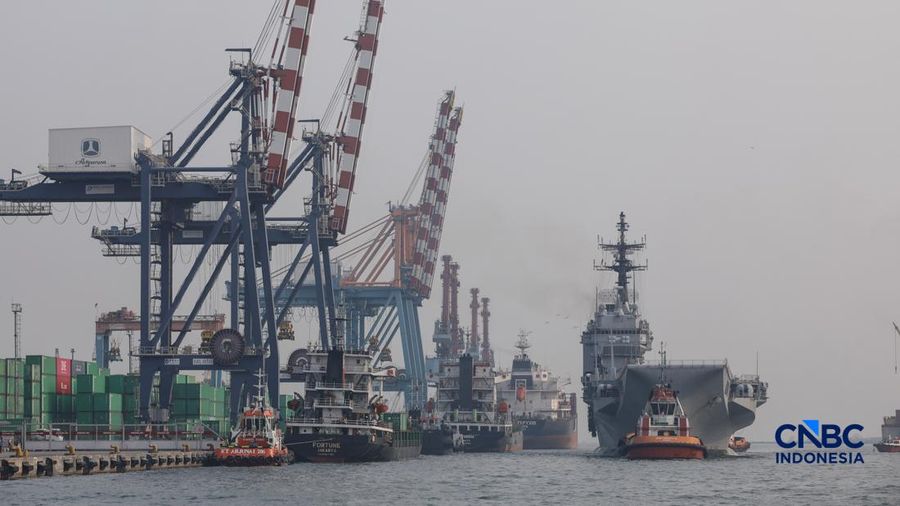 Kapal induk ringan milik Angkatan Laut Italia, ITS Giuseppe Garibaldi, yang akan menjadi kapal induk pertama TNI Angkatan Laut, tiba di Dermaga 107, Pelabuhan Tanjung Priok, Jakarta, Jumat (18/9/2026).  (CNBC Indonesia/Faisal Rahman)