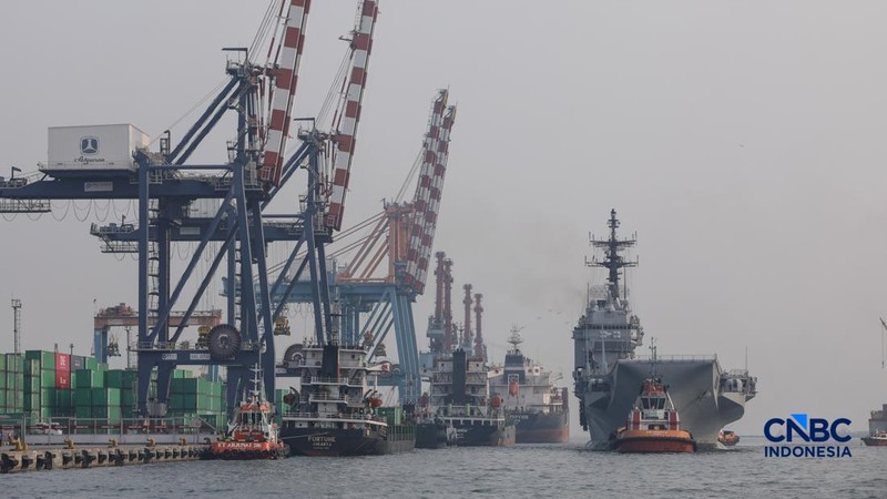 Kapal induk ringan milik Angkatan Laut Italia, ITS Giuseppe Garibaldi, yang akan menjadi kapal induk pertama TNI Angkatan Laut, tiba di Dermaga 107, Pelabuhan Tanjung Priok, Jakarta, Jumat (18/9/2026).  (CNBC Indonesia/Faisal Rahman)