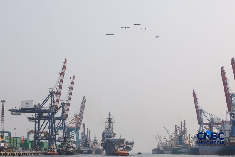 Kapal induk ringan milik Angkatan Laut Italia, ITS Giuseppe Garibaldi, yang akan menjadi kapal induk pertama TNI Angkatan Laut, tiba di Dermaga 107, Pelabuhan Tanjung Priok, Jakarta, Jumat (18/9/2026).  (CNBC Indonesia/Faisal Rahman)