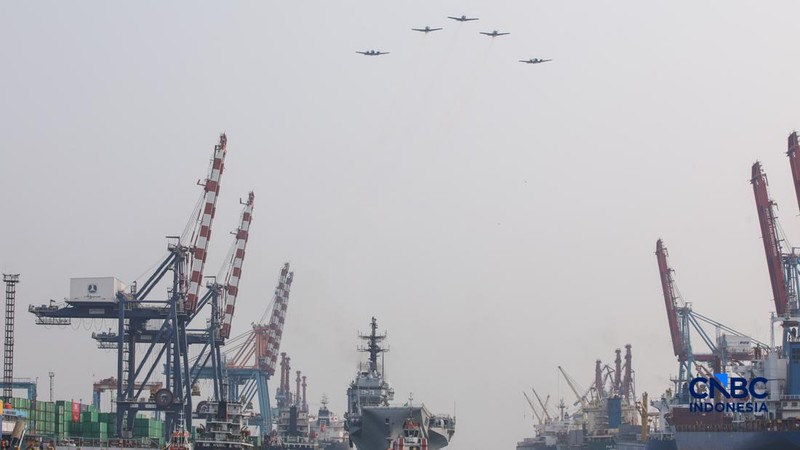 Kapal induk ringan milik Angkatan Laut Italia, ITS Giuseppe Garibaldi, yang akan menjadi kapal induk pertama TNI Angkatan Laut, tiba di Dermaga 107, Pelabuhan Tanjung Priok, Jakarta, Jumat (18/9/2026).  (CNBC Indonesia/Faisal Rahman)