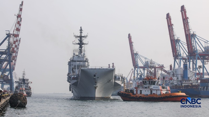 Kapal induk ringan milik Angkatan Laut Italia, ITS Giuseppe Garibaldi, yang akan menjadi kapal induk pertama TNI Angkatan Laut, tiba di Dermaga 107, Pelabuhan Tanjung Priok, Jakarta, Jumat (18/9/2026).  (CNBC Indonesia/Faisal Rahman)