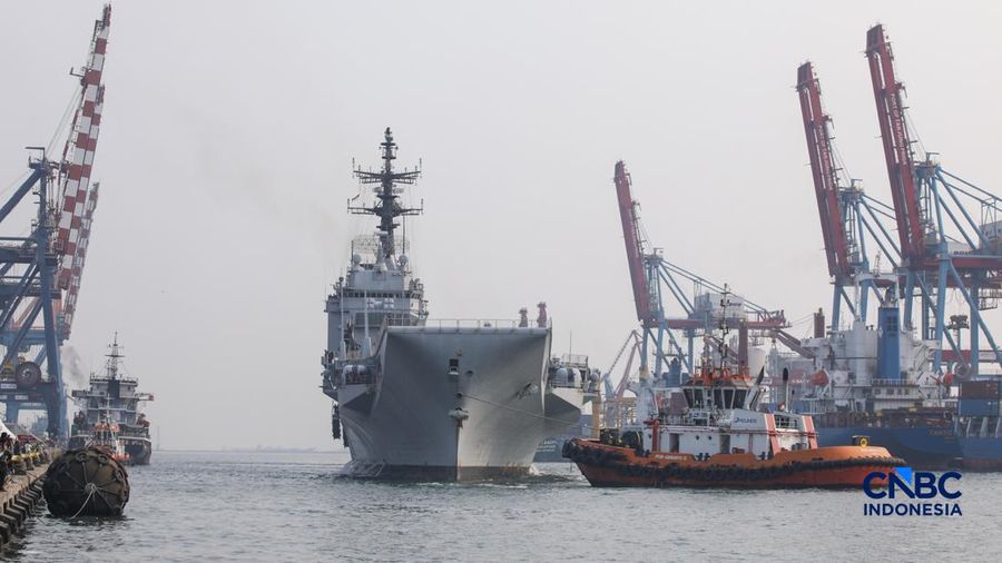 Kapal induk ringan milik Angkatan Laut Italia, ITS Giuseppe Garibaldi, yang akan menjadi kapal induk pertama TNI Angkatan Laut, tiba di Dermaga 107, Pelabuhan Tanjung Priok, Jakarta, Jumat (18/9/2026).  (CNBC Indonesia/Faisal Rahman)