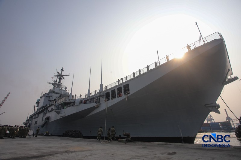 Kapal induk ringan milik Angkatan Laut Italia, ITS Giuseppe Garibaldi, yang akan menjadi kapal induk pertama TNI Angkatan Laut, tiba di Dermaga 107, Pelabuhan Tanjung Priok, Jakarta, Jumat (18/9/2026).  (CNBC Indonesia/Faisal Rahman)