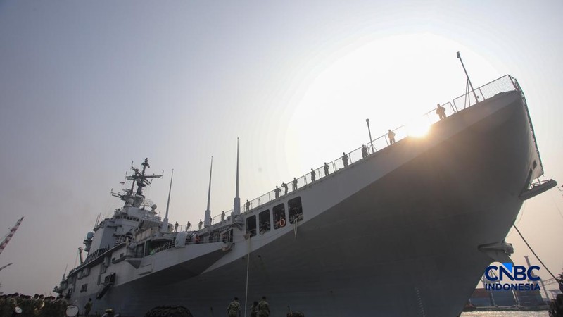 Kapal induk ringan milik Angkatan Laut Italia, ITS Giuseppe Garibaldi, yang akan menjadi kapal induk pertama TNI Angkatan Laut, tiba di Dermaga 107, Pelabuhan Tanjung Priok, Jakarta, Jumat (18/9/2026).  (CNBC Indonesia/Faisal Rahman)