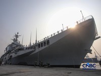 Kapal induk ringan milik Angkatan Laut Italia, ITS Giuseppe Garibaldi, yang akan menjadi kapal induk pertama TNI Angkatan Laut, tiba di Dermaga 107, Pelabuhan Tanjung Priok, Jakarta, Jumat (18/9/2026).  (CNBC Indonesia/Faisal Rahman)