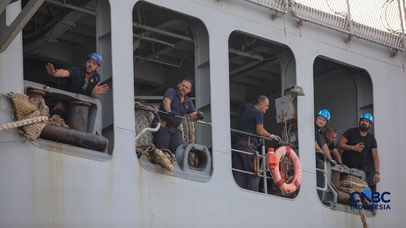 Kapal induk ringan milik Angkatan Laut Italia, ITS Giuseppe Garibaldi, yang akan menjadi kapal induk pertama TNI Angkatan Laut, tiba di Dermaga 107, Pelabuhan Tanjung Priok, Jakarta, Jumat (18/9/2026).  (CNBC Indonesia/Faisal Rahman)