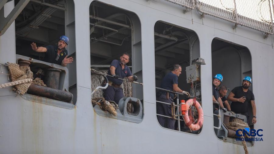 Kapal induk ringan milik Angkatan Laut Italia, ITS Giuseppe Garibaldi, yang akan menjadi kapal induk pertama TNI Angkatan Laut, tiba di Dermaga 107, Pelabuhan Tanjung Priok, Jakarta, Jumat (18/9/2026).  (CNBC Indonesia/Faisal Rahman)