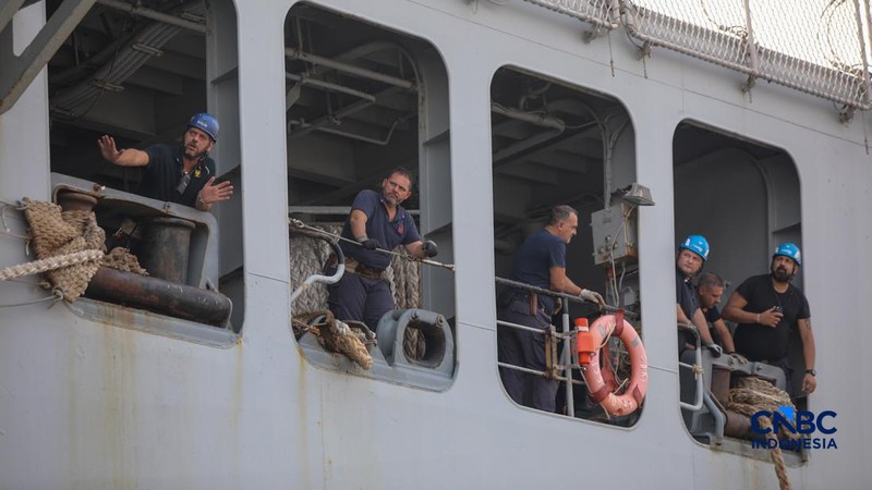 Kapal induk ringan milik Angkatan Laut Italia, ITS Giuseppe Garibaldi, yang akan menjadi kapal induk pertama TNI Angkatan Laut, tiba di Dermaga 107, Pelabuhan Tanjung Priok, Jakarta, Jumat (18/9/2026).  (CNBC Indonesia/Faisal Rahman)
