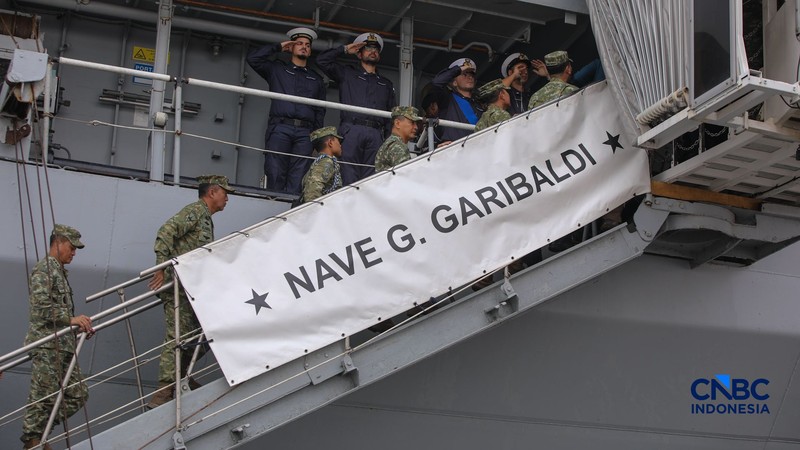 Kapal induk ringan milik Angkatan Laut Italia, ITS Giuseppe Garibaldi, yang akan menjadi kapal induk pertama TNI Angkatan Laut, tiba di Dermaga 107, Pelabuhan Tanjung Priok, Jakarta, Jumat (18/9/2026).  (CNBC Indonesia/Faisal Rahman)