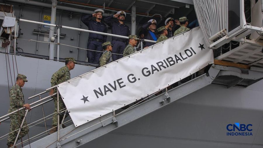 Kapal induk ringan milik Angkatan Laut Italia, ITS Giuseppe Garibaldi, yang akan menjadi kapal induk pertama TNI Angkatan Laut, tiba di Dermaga 107, Pelabuhan Tanjung Priok, Jakarta, Jumat (18/9/2026).  (CNBC Indonesia/Faisal Rahman)