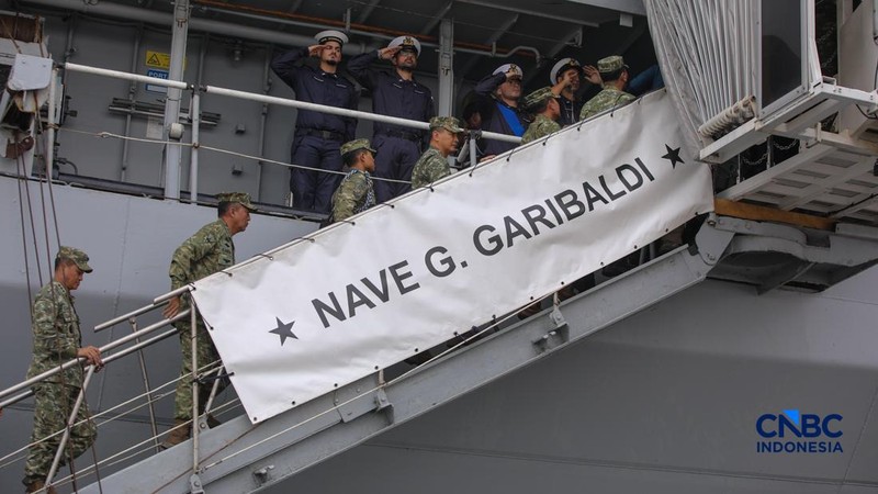 Kapal induk ringan milik Angkatan Laut Italia, ITS Giuseppe Garibaldi, yang akan menjadi kapal induk pertama TNI Angkatan Laut, tiba di Dermaga 107, Pelabuhan Tanjung Priok, Jakarta, Jumat (18/9/2026).  (CNBC Indonesia/Faisal Rahman)