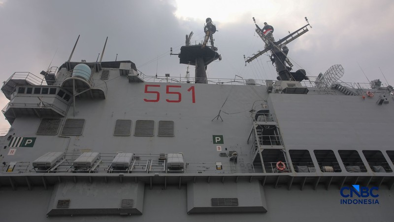 Kapal induk ringan milik Angkatan Laut Italia, ITS Giuseppe Garibaldi, yang akan menjadi kapal induk pertama TNI Angkatan Laut, tiba di Dermaga 107, Pelabuhan Tanjung Priok, Jakarta, Jumat (18/9/2026).  (CNBC Indonesia/Faisal Rahman)
