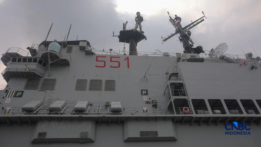 Kapal induk ringan milik Angkatan Laut Italia, ITS Giuseppe Garibaldi, yang akan menjadi kapal induk pertama TNI Angkatan Laut, tiba di Dermaga 107, Pelabuhan Tanjung Priok, Jakarta, Jumat (18/9/2026). (CNBC Indonesia/Faisal Rahman)