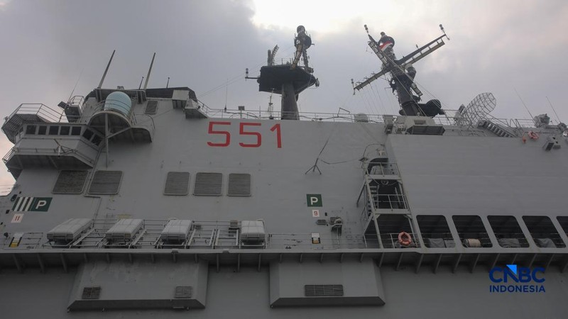 Kapal induk ringan milik Angkatan Laut Italia, ITS Giuseppe Garibaldi, yang akan menjadi kapal induk pertama TNI Angkatan Laut, tiba di Dermaga 107, Pelabuhan Tanjung Priok, Jakarta, Jumat (18/9/2026). (CNBC Indonesia/Faisal Rahman)
