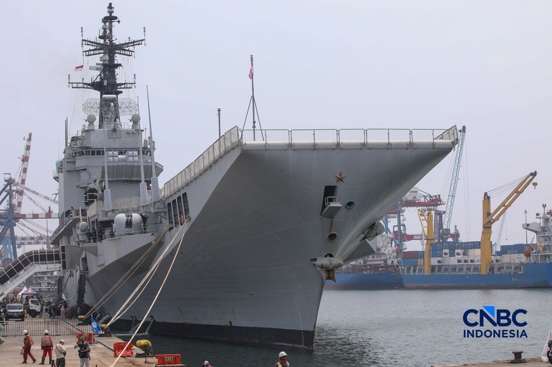 Kapal induk ringan milik Angkatan Laut Italia, ITS Giuseppe Garibaldi, yang akan menjadi kapal induk pertama TNI Angkatan Laut, tiba di Dermaga 107, Pelabuhan Tanjung Priok, Jakarta, Jumat (18/9/2026).  (CNBC Indonesia/Faisal Rahman)