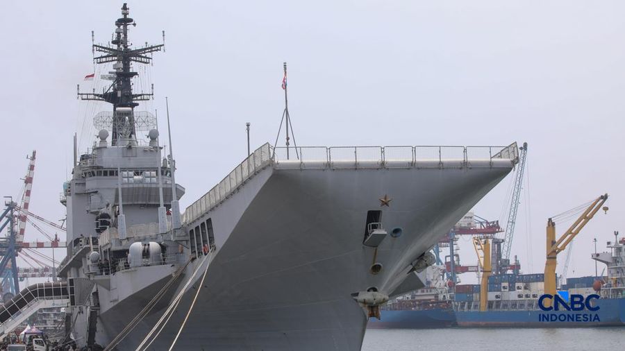 Kapal induk ringan milik Angkatan Laut Italia, ITS Giuseppe Garibaldi, yang akan menjadi kapal induk pertama TNI Angkatan Laut, tiba di Dermaga 107, Pelabuhan Tanjung Priok, Jakarta, Jumat (18/9/2026). (CNBC Indonesia/Faisal Rahman)