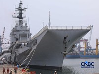Kapal induk ringan milik Angkatan Laut Italia, ITS Giuseppe Garibaldi, yang akan menjadi kapal induk pertama TNI Angkatan Laut, tiba di Dermaga 107, Pelabuhan Tanjung Priok, Jakarta, Jumat (18/9/2026). (CNBC Indonesia/Faisal Rahman)