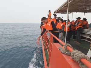 Keluarga Jurnalis Hilang Gelar Tabur Bunga di Selat Sunda