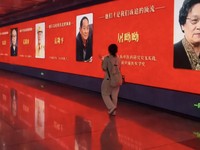 Layar-layar raksasa di metro kini menampilkan sosok ilmuwan terkemuka China. (Tangkapan Layar/X/Twitter/@Rainmaker1973)