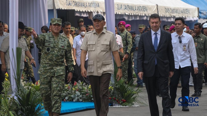 Menteri  Pertahanan Sjafrie Sjamsoeddin saat menghadiri kedatangan kapal induk induk ringan milik Angkatan Laut Italia, ITS Giuseppe Garibaldi, yang akan menjadi kapal induk pertama TNI Angkatan Laut, tiba di Dermaga 107, Pelabuhan Tanjung Priok, Jak