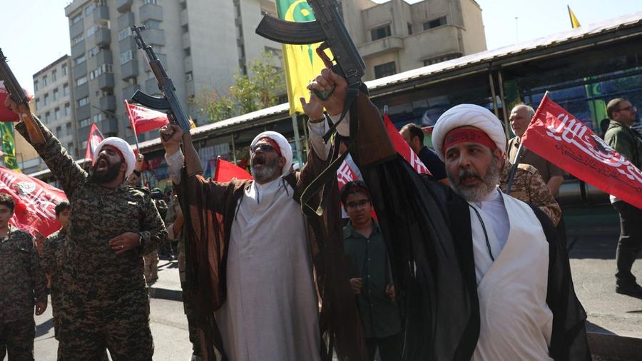 Para ulama Iran menghadiri parade militer di Teheran, Iran, pada 18 September 2026.