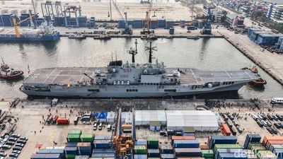 Penampakan Kapal Induk Pertama RI di Tanjung Priok