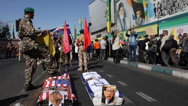 Tentara Iran Seret Peti Mati Trump-Netanyahu Saat Milisi Pawai Akbar