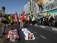Peti mati bergambar Presiden AS Donald Trump dan Perdana Menteri Israel Benjamin Netanyahu dalam sebuah pawai militer di Teheran, Iran, pada 18 September 2026. (Majid Asgaripour/WANA (West Asia News Agency) via REUTERS)