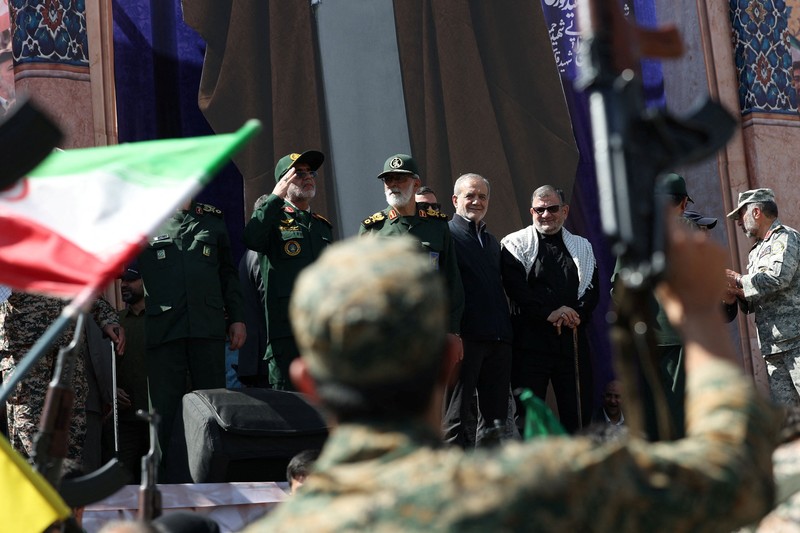 Anggota perempuan pasukan milisi Iran (Basij) mengikuti pawai militer di Teheran, Iran, pada 18 September 2026. (Majid Asgaripour/WANA (West Asia News Agency) via REUTERS)