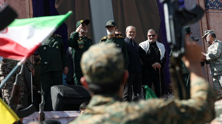 Presiden Iran Masoud Pezeshkian menghadiri parade militer di Teheran, Iran, pada 18 September 2026.