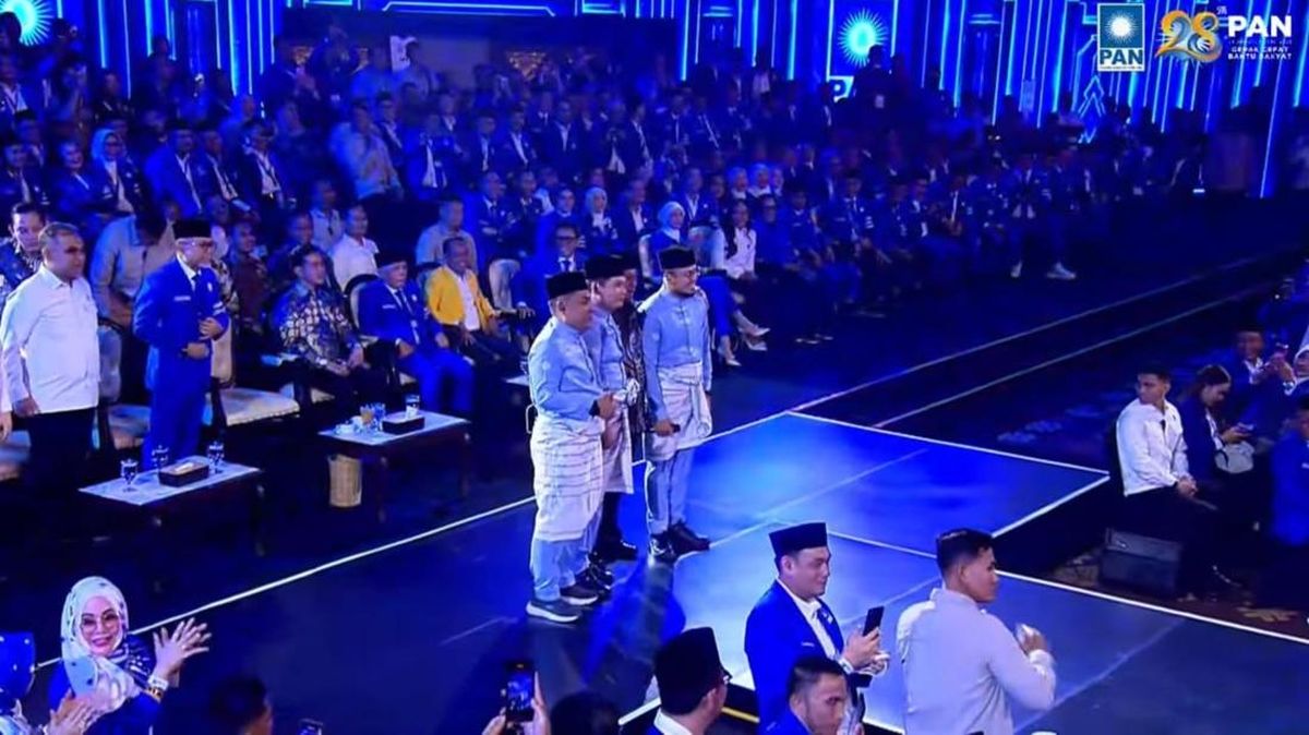 Momen Prabowo Panggil Pengisi Acara HUT Ke-28 PAN, Ajak Foto-Beri Apresiasi