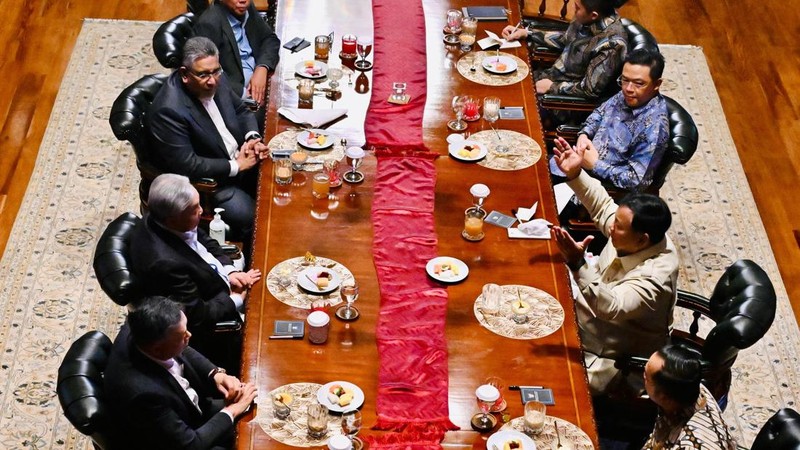 Presiden Prabowo Subianto menerima kunjungan Wakil Perdana Menteri Malaysia Ahmad Zahid Hamidi di kediaman pribadinya di Hambalang, Desa Bojong Koneng, Kecamatan Babakan Madang, Kabupaten Bogor, Jawa Barat, Jumat (18/9/2026).