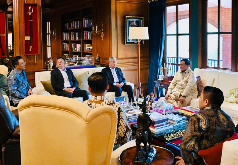 Presiden Prabowo Subianto menerima kunjungan Wakil Perdana Menteri Malaysia Ahmad Zahid Hamidi di kediaman pribadinya di Hambalang, Desa Bojong Koneng, Kecamatan Babakan Madang, Kabupaten Bogor, Jawa Barat, Jumat (18/9/2026). (Dok. BPMI Setpres/Laily Rachev)
