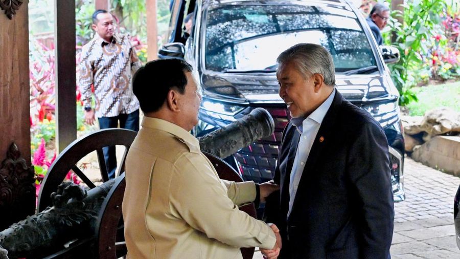 Presiden Prabowo Subianto menerima kunjungan Wakil Perdana Menteri Malaysia Ahmad Zahid Hamidi di kediaman pribadinya di Hambalang, Desa Bojong Koneng, Kecamatan Babakan Madang, Kabupaten Bogor, Jawa Barat, Jumat (18/9/2026). (Dok. BPMI Setpres/Laily