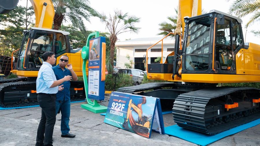 PT LiuGong Machinery Indonesia memperkenalkan rangkaian excavator F-Series terbaru kepada pelanggan, dealer, dan mitra pembiayaan di Makassar, Sulawesi Selatan. (Doc LiuGong)