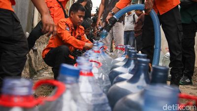 Saat Air Bersih Jadi Barang Langka di Lenteng Agung