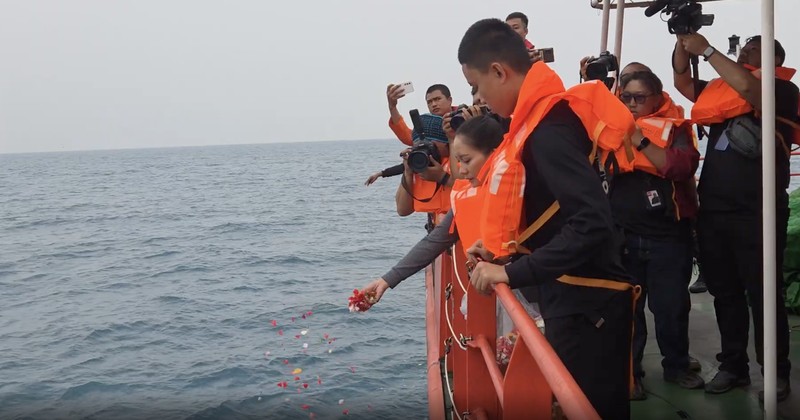 Sejumlah Keluarga yang hilang di Perairan Selat Sunda, sekitar kawasan Taman Nasional Ujung Kulon (TNUK), Pandeglang, Banten, melakukan prosesi tabur bunga di perairan, Banten, Jumat (18/9/2026). (Dok Basarnas)