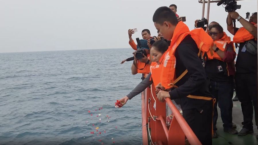 Sejumlah Keluarga yang hilang di Perairan Selat Sunda, sekitar kawasan Taman Nasional Ujung Kulon (TNUK), Pandeglang, Banten, melakukan prosesi tabur bunga di perairan, Banten, Jumat (18/9/2026).(Dok Basarnas)