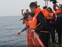Sejumlah Keluarga yang hilang di Perairan Selat Sunda, sekitar kawasan Taman Nasional Ujung Kulon (TNUK), Pandeglang, Banten, melakukan prosesi tabur bunga di perairan, Banten, Jumat (18/9/2026).(Dok Basarnas)